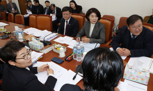 3당 6인 협의체, 산업안전보건법 쟁점 논의   산업안전보건법 개정안 쟁점 사항을 논의하기 위한  3당 정책위의장과 환경노동위원회 간사 6인 협의체가 27일 오후 국회 환노위 소회의실에서 열리고 있다.